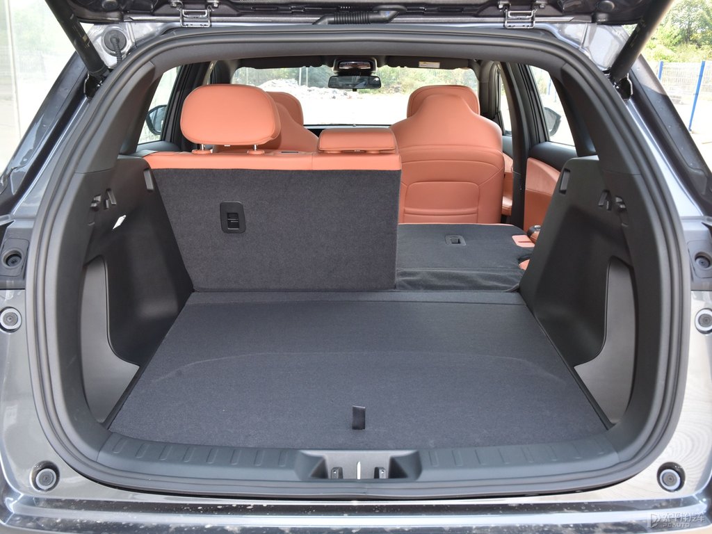 安第斯灰長(zhǎng)安CS75 PLUS后備廂空間圖片