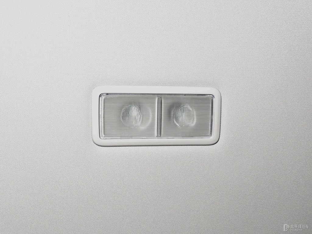 玉盤白蒙迪歐車廂內(nèi)飾圖片