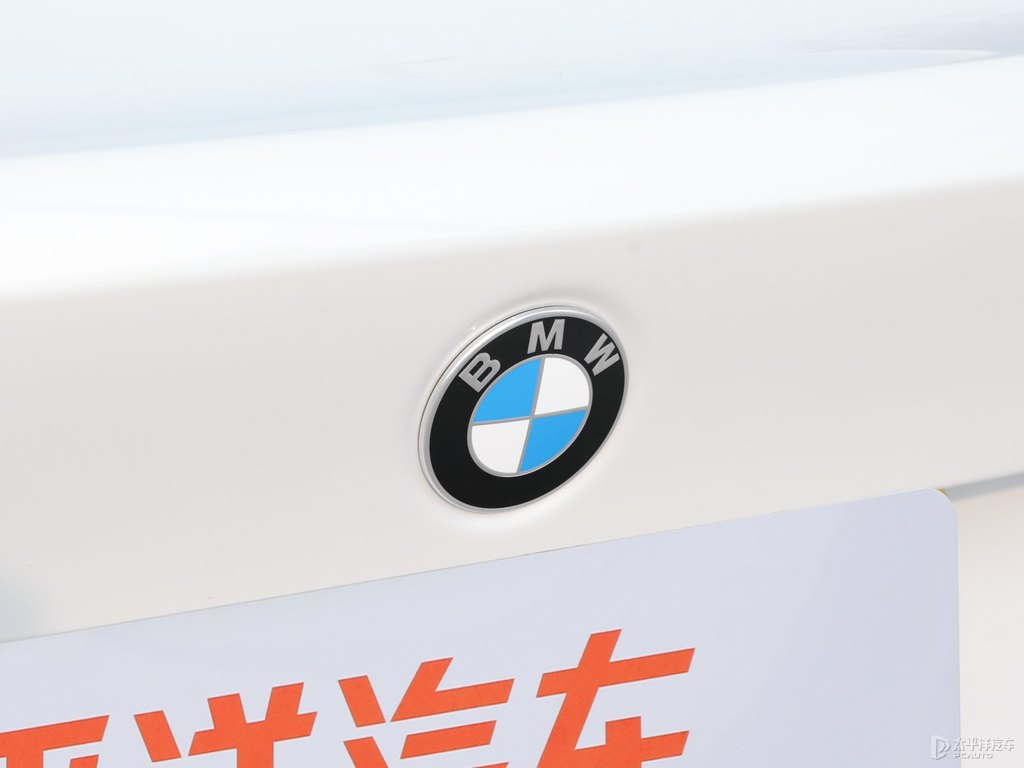礦石白寶馬3系車尾外觀圖片