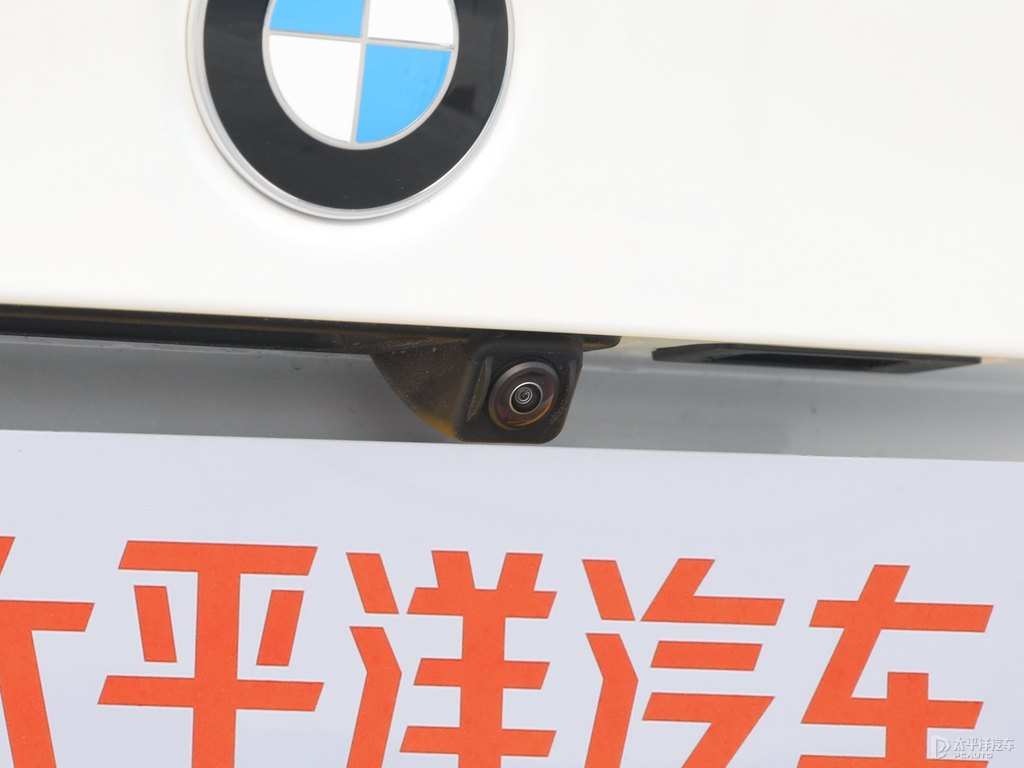 礦石白寶馬3系車尾外觀圖片