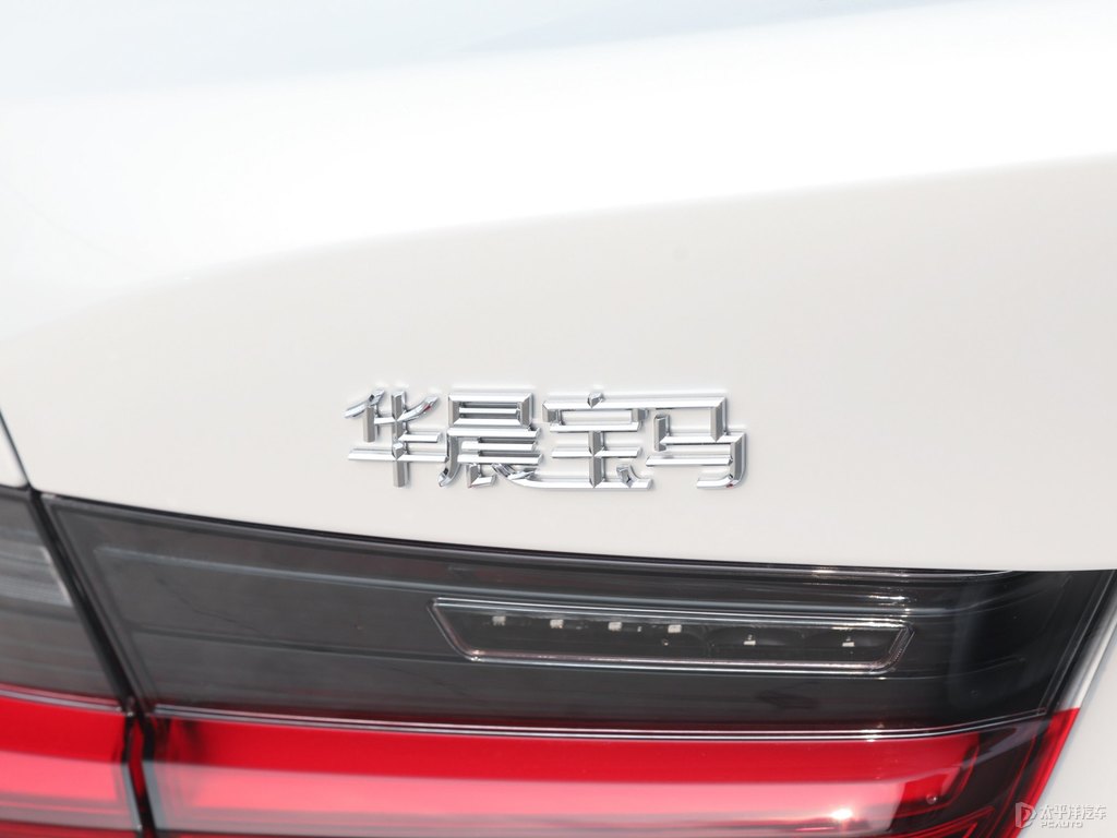 礦石白寶馬3系車尾外觀圖片