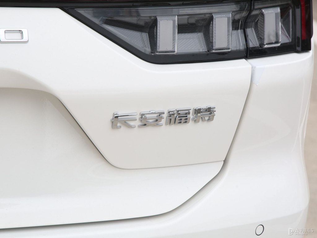 明月白蒙迪歐車尾外觀圖片
