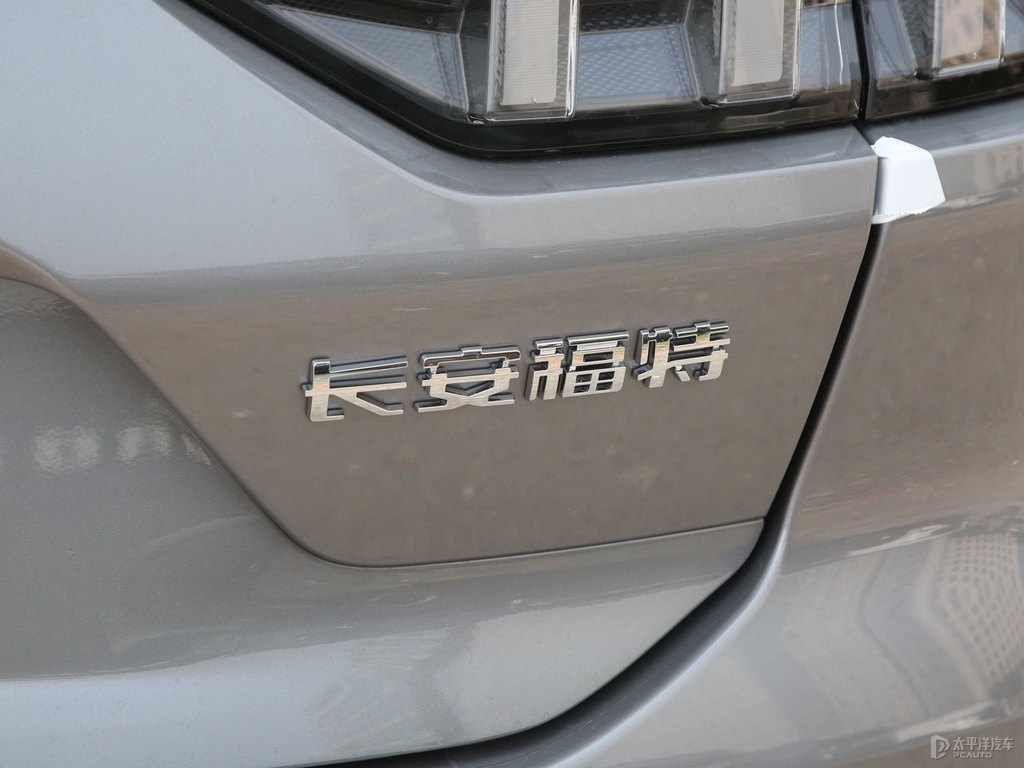 霓裳灰蒙迪歐車尾外觀圖片