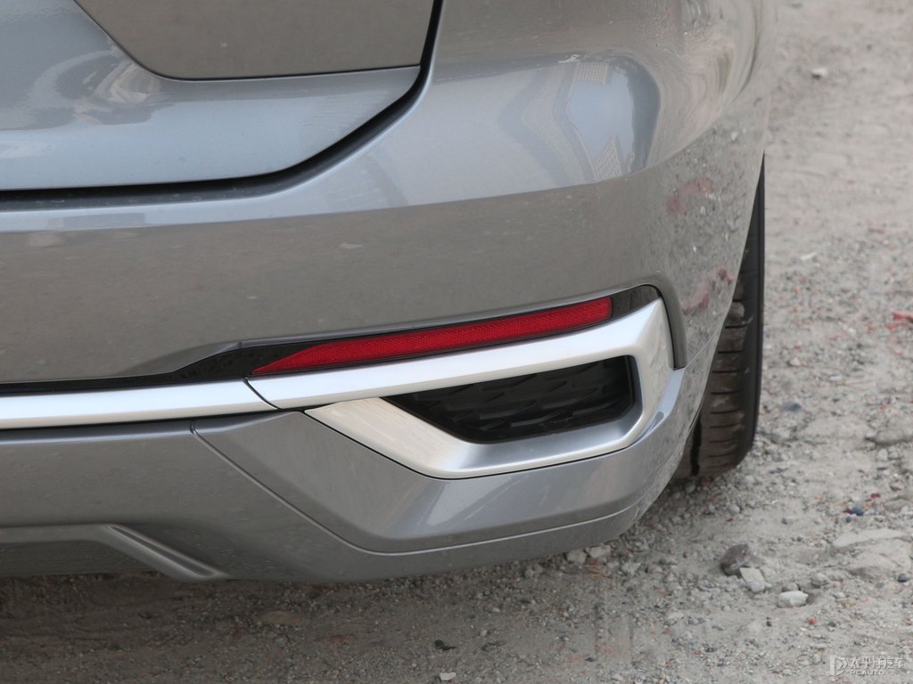 霓裳灰蒙迪歐車尾外觀圖片
