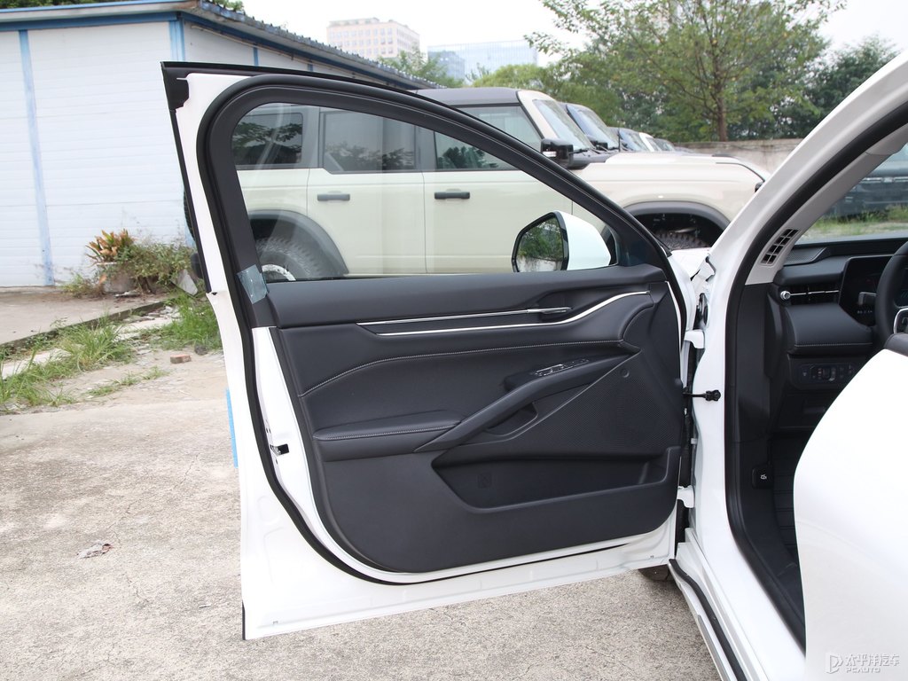 明月白蒙迪歐車廂內(nèi)飾圖片