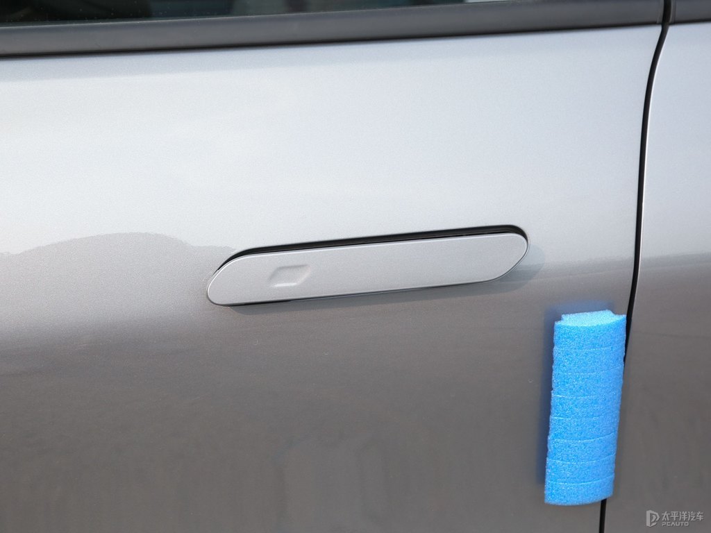 霓裳灰蒙迪歐車身外觀圖片