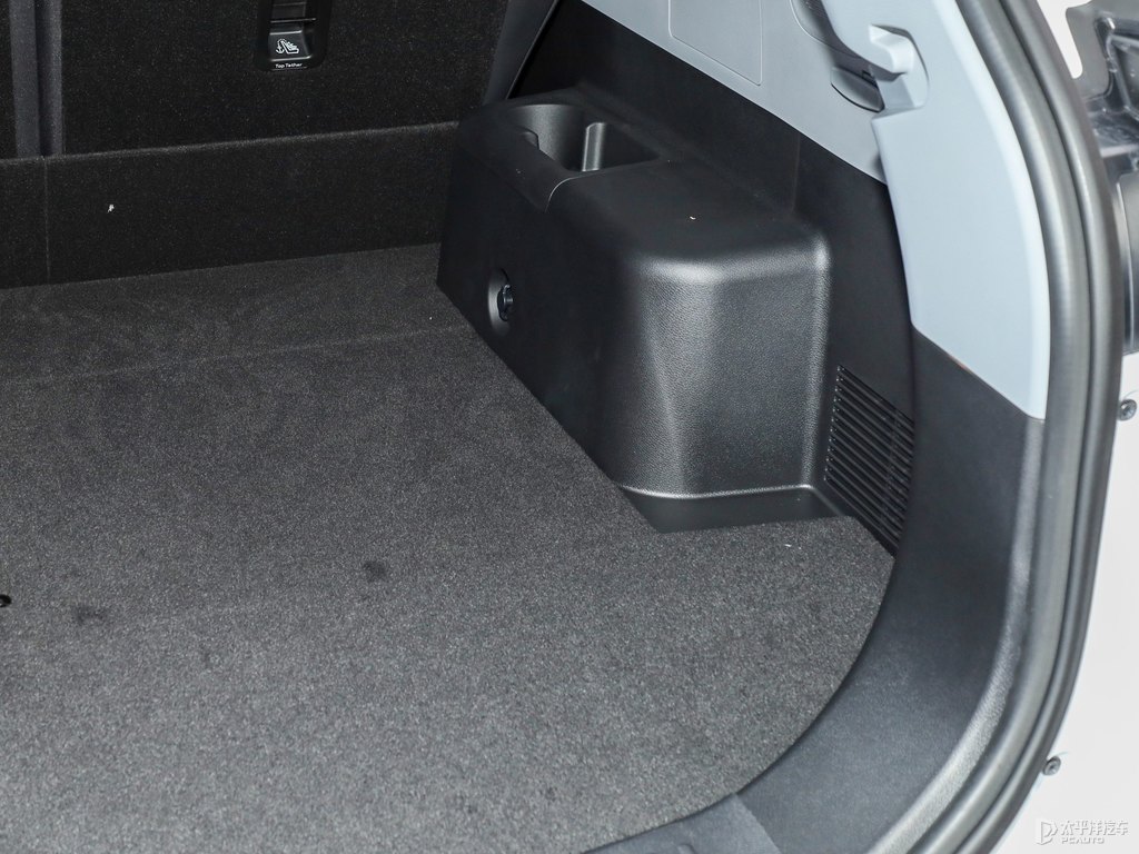 珍珠白瑞虎8后備廂空間圖片