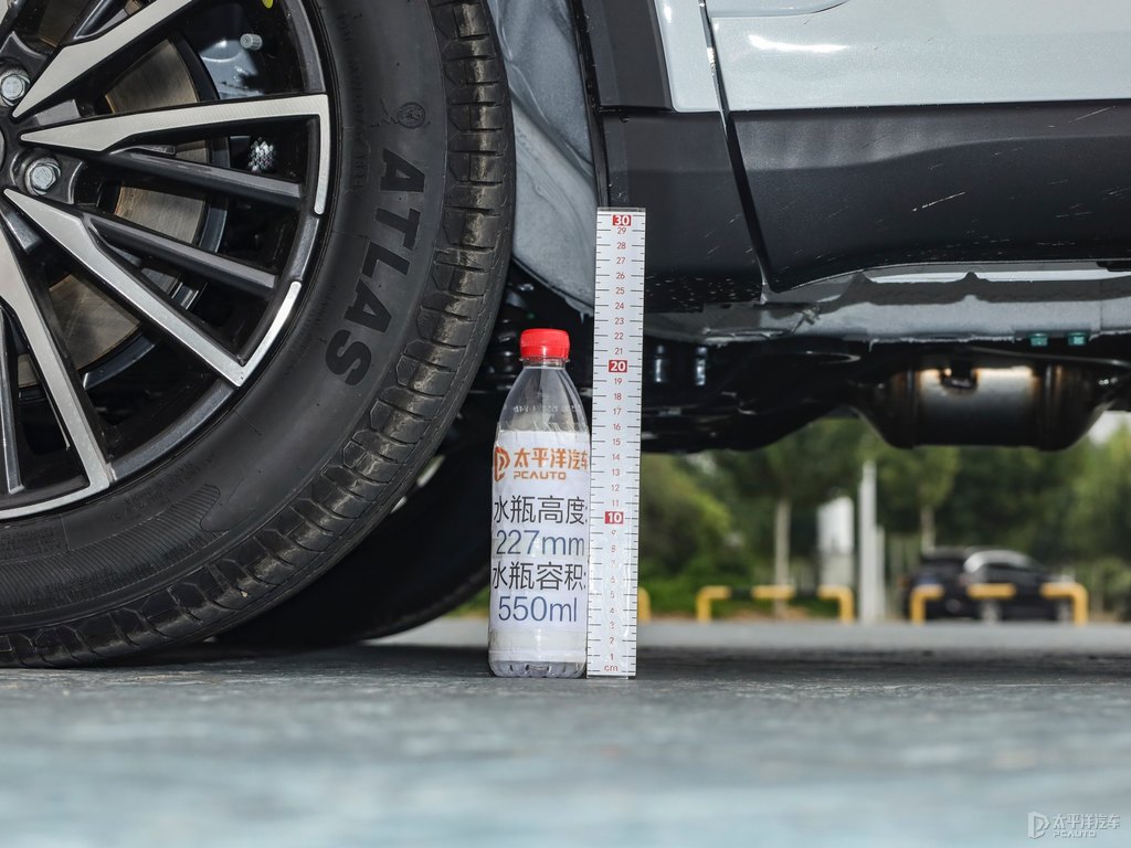 珍珠白瑞虎8車身外觀圖片