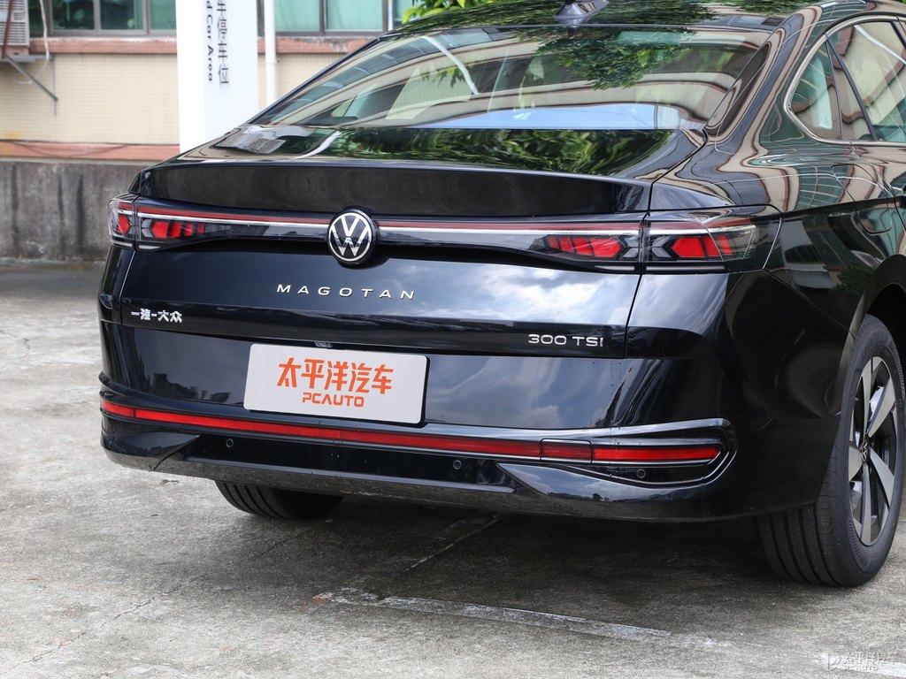 魅影黑邁騰車尾外觀圖片