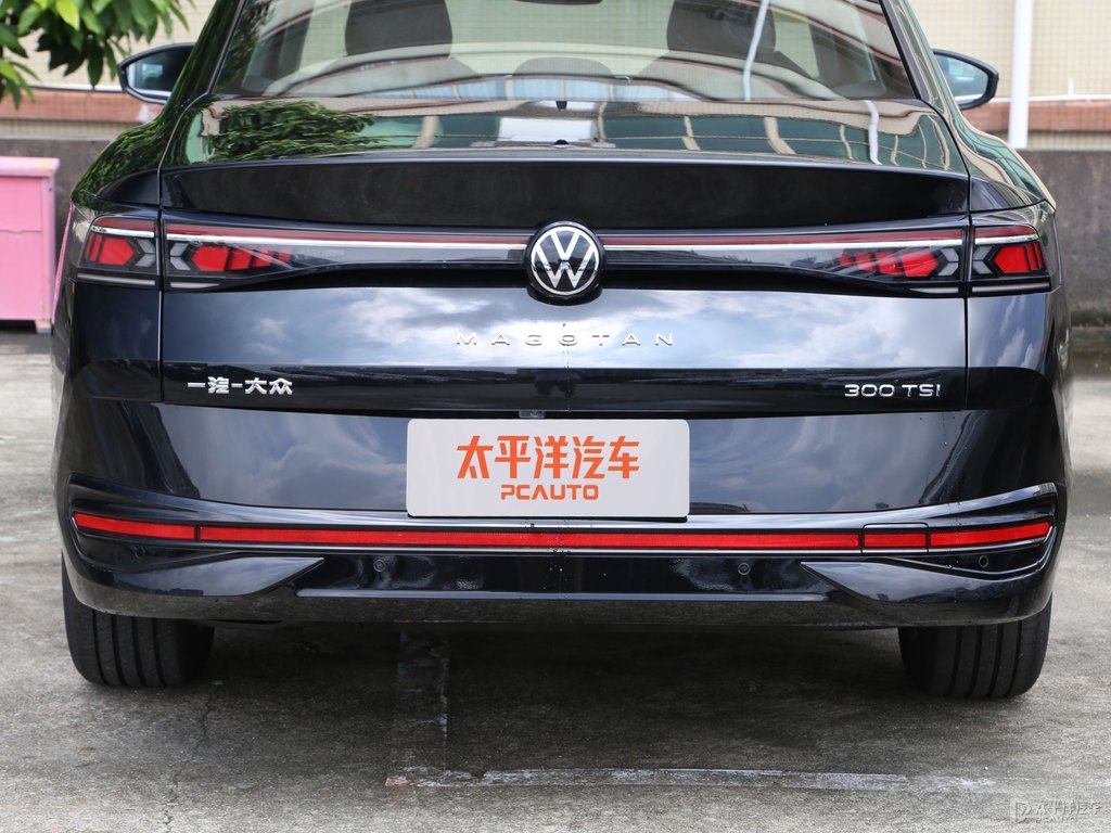 魅影黑邁騰車尾外觀圖片
