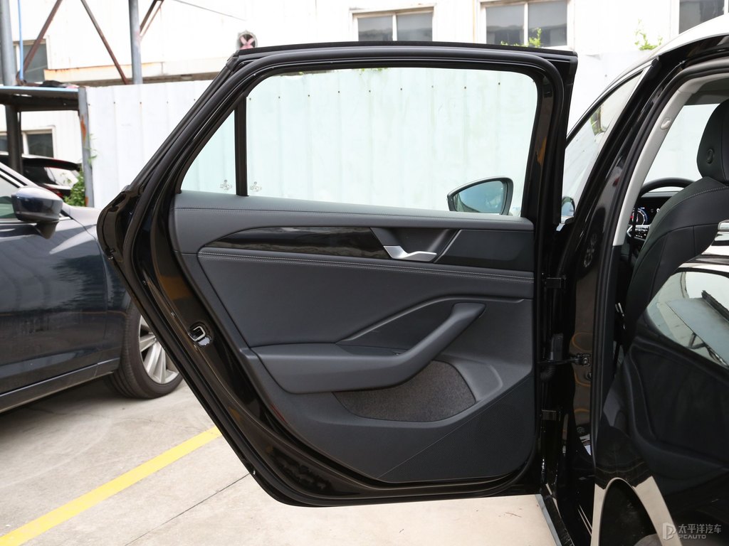 魅影黑邁騰車廂內(nèi)飾圖片