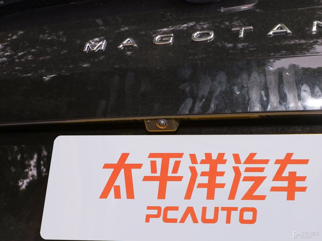 魅影黑邁騰車尾外觀圖片