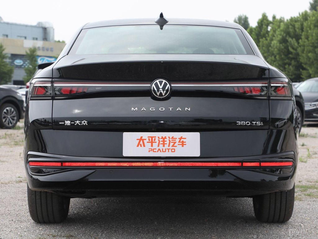 魅影黑邁騰車尾外觀圖片
