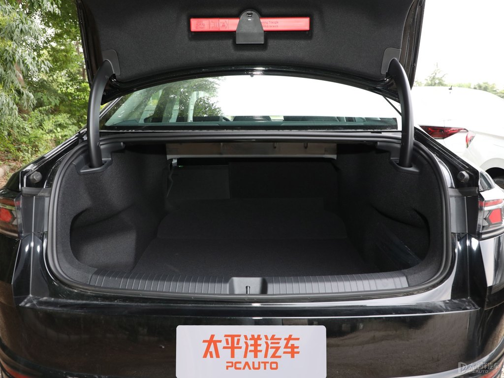 魅影黑邁騰后備廂空間圖片