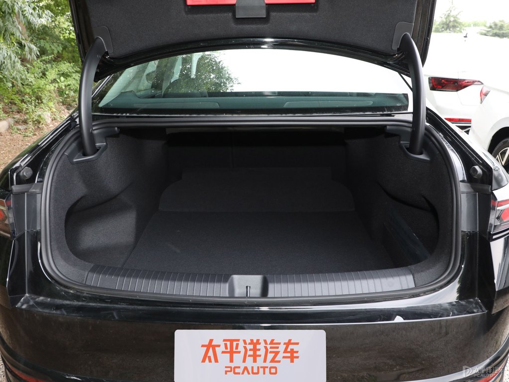 魅影黑邁騰后備廂空間圖片
