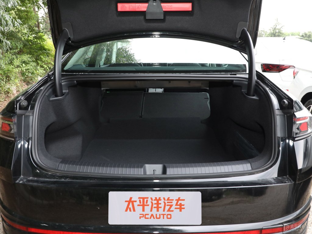 魅影黑邁騰后備廂空間圖片