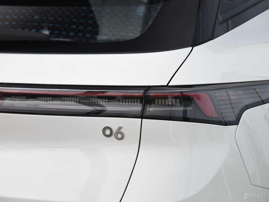 銀鹽白領(lǐng)克06車尾外觀圖片