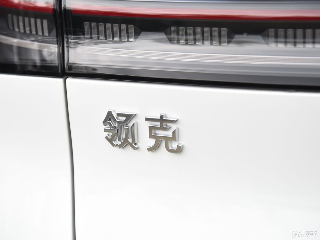 銀鹽白領克06車尾外觀圖片