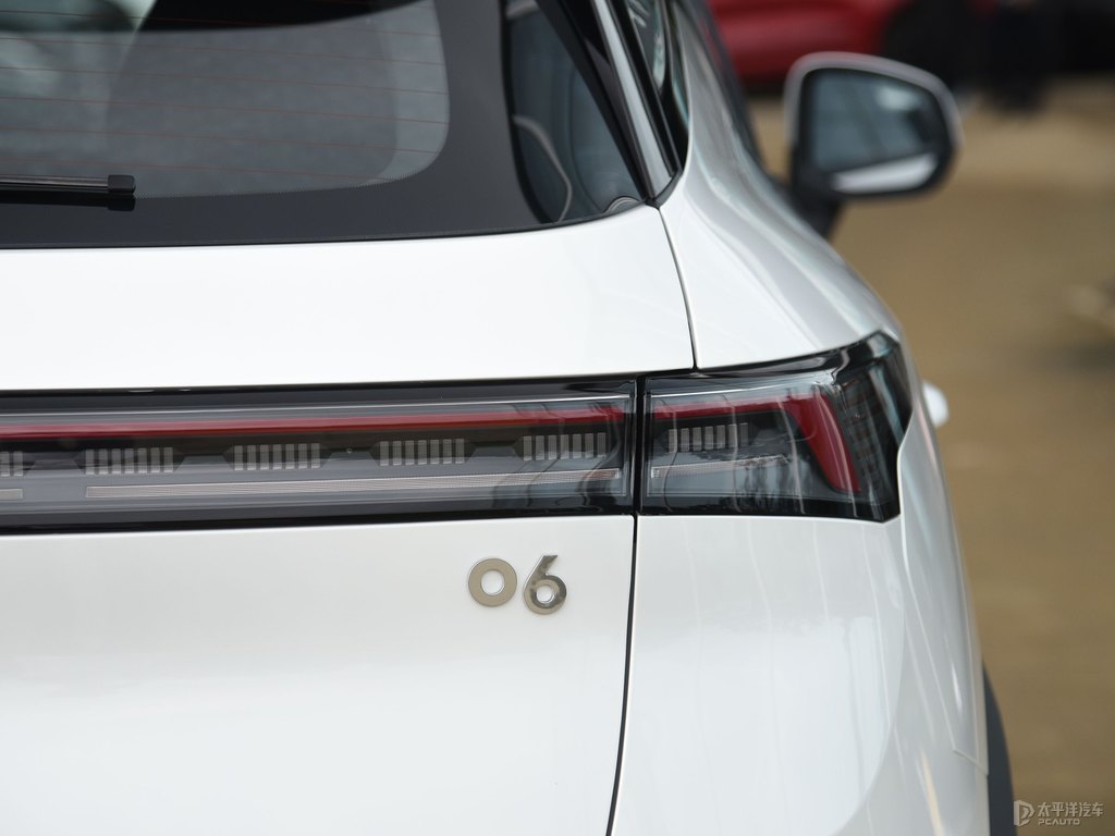 銀鹽白領(lǐng)克06車尾外觀圖片