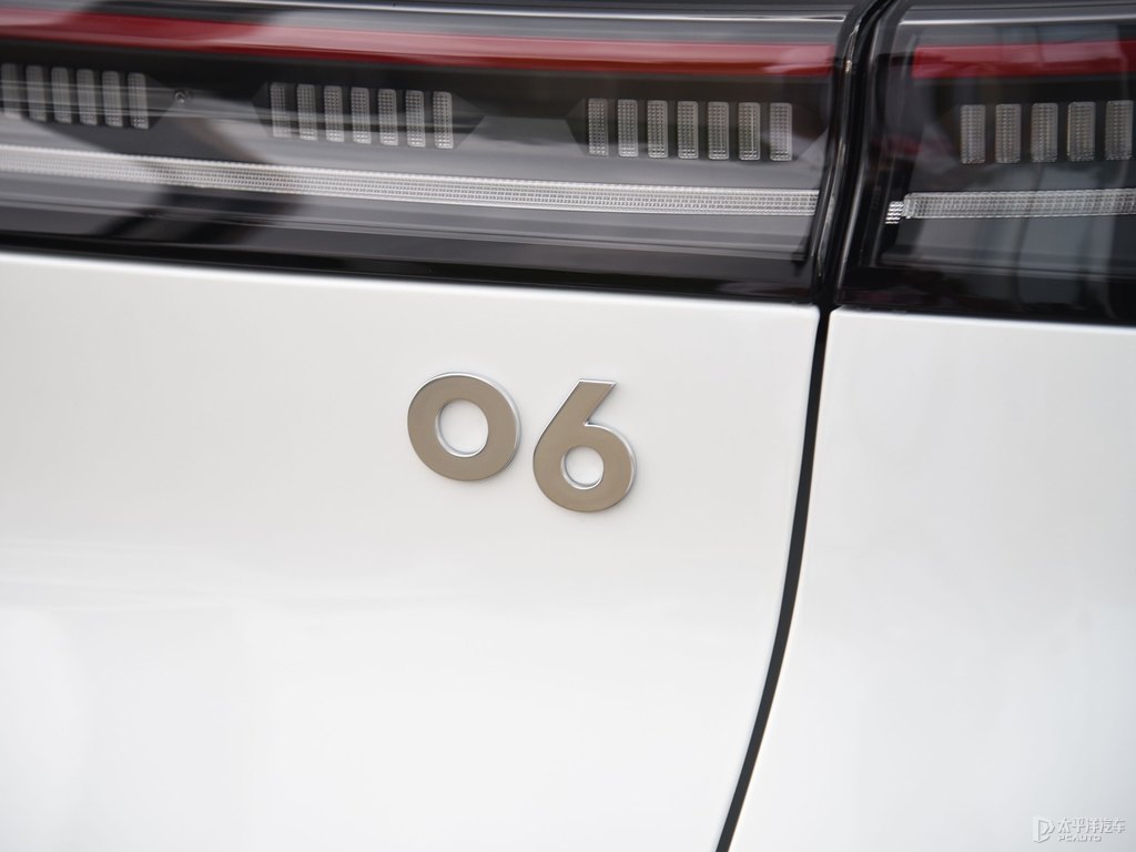 銀鹽白領(lǐng)克06車(chē)尾外觀圖片