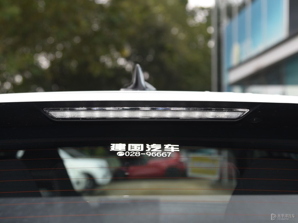 銀鹽白領克06車尾外觀圖片