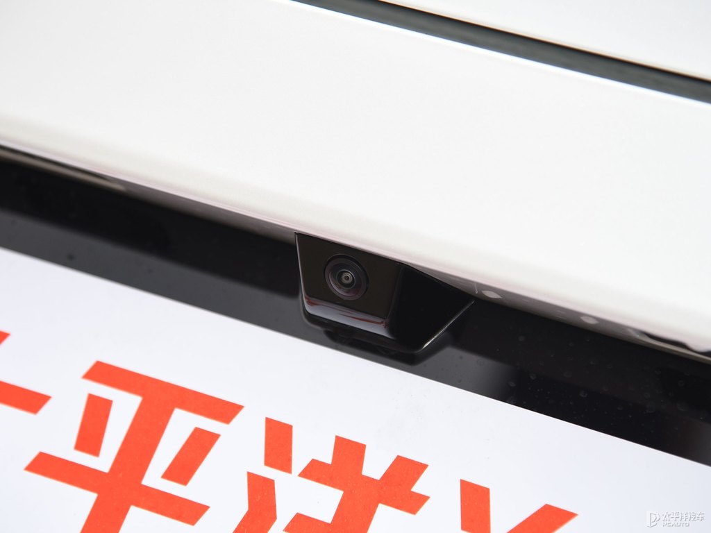 銀鹽白領(lǐng)克06車尾外觀圖片