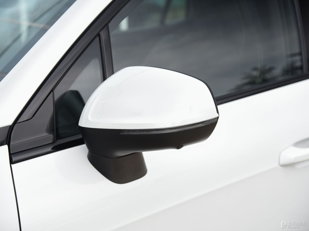 銀鹽白領(lǐng)克06車身外觀圖片
