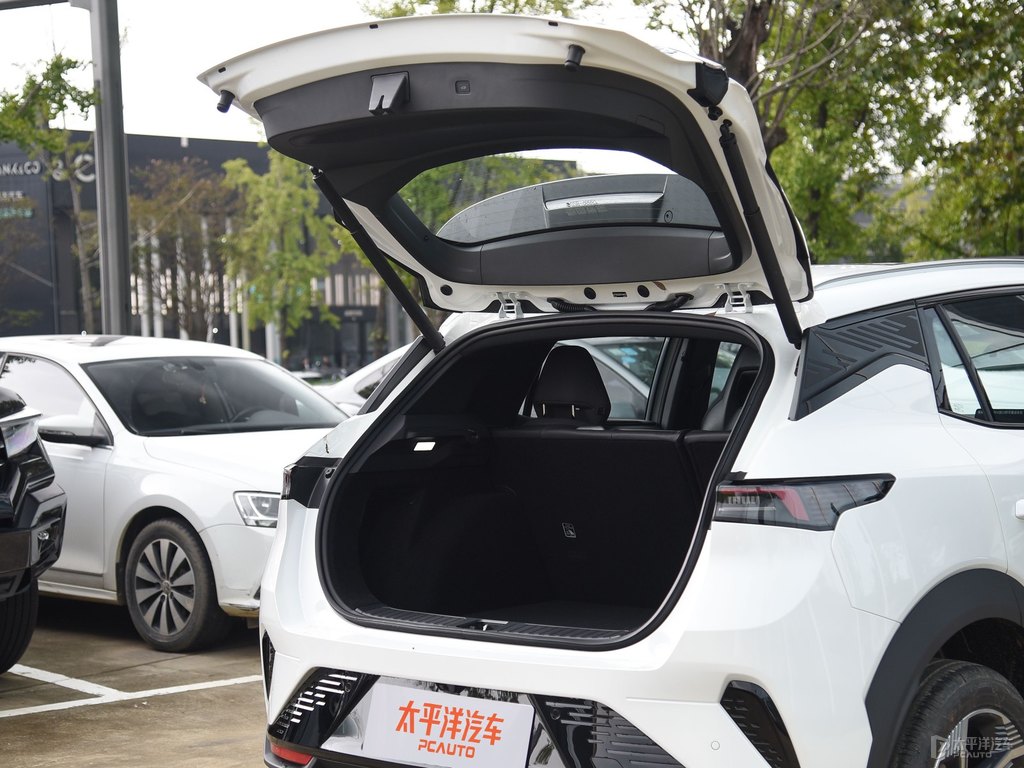 銀鹽白領(lǐng)克06后備廂空間圖片