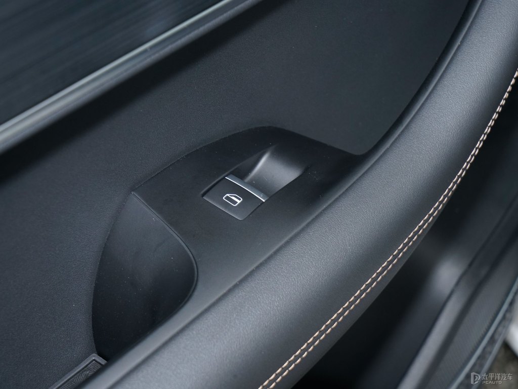 珍珠白瑞虎8車廂內飾圖片