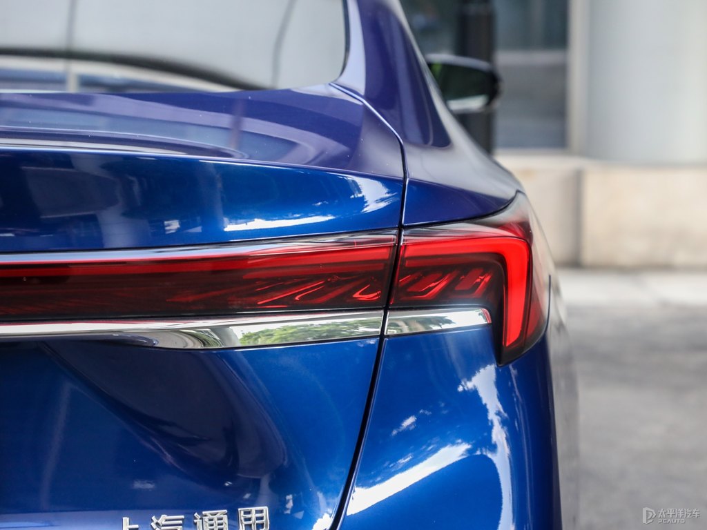 帝王藍君越車尾外觀圖片