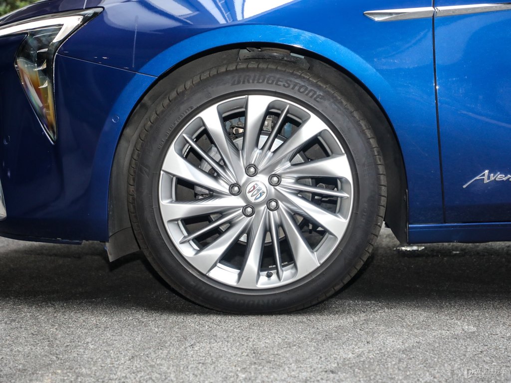 帝王藍君越車身外觀圖片