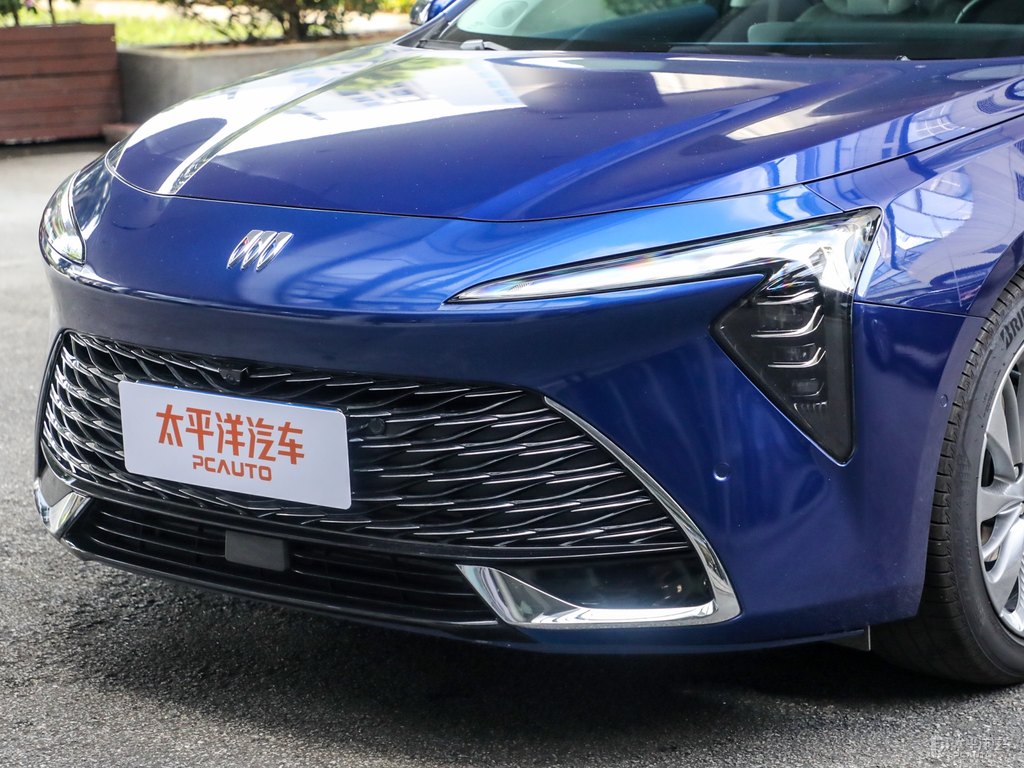 帝王藍(lán)君越車頭外觀圖片