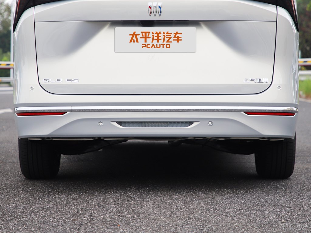 極光銀別克GL8車尾外觀圖片