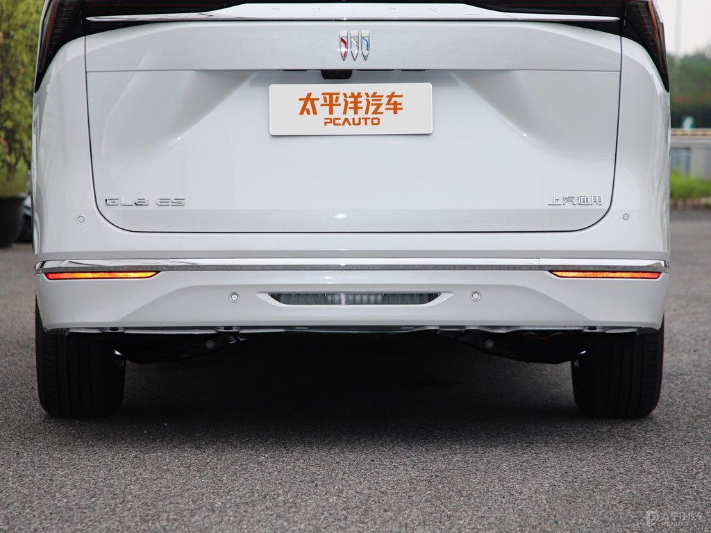 珍珠白別克GL8車尾外觀圖片