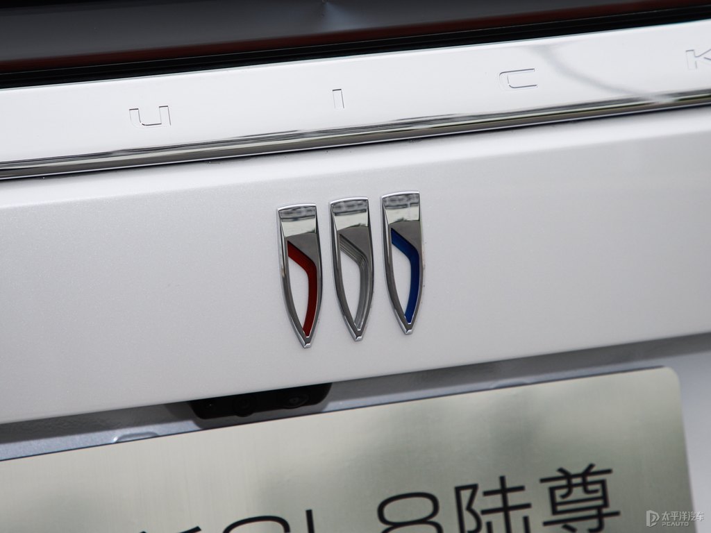 珍珠白別克GL8車尾外觀圖片