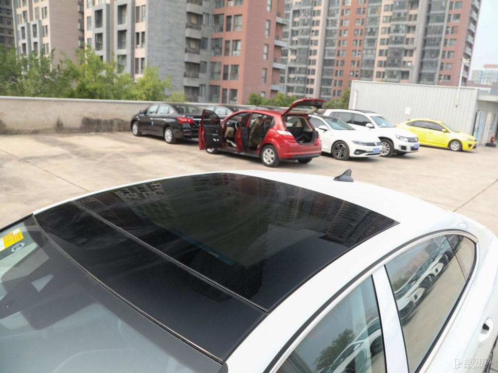 糯米白凌渡車身外觀圖片