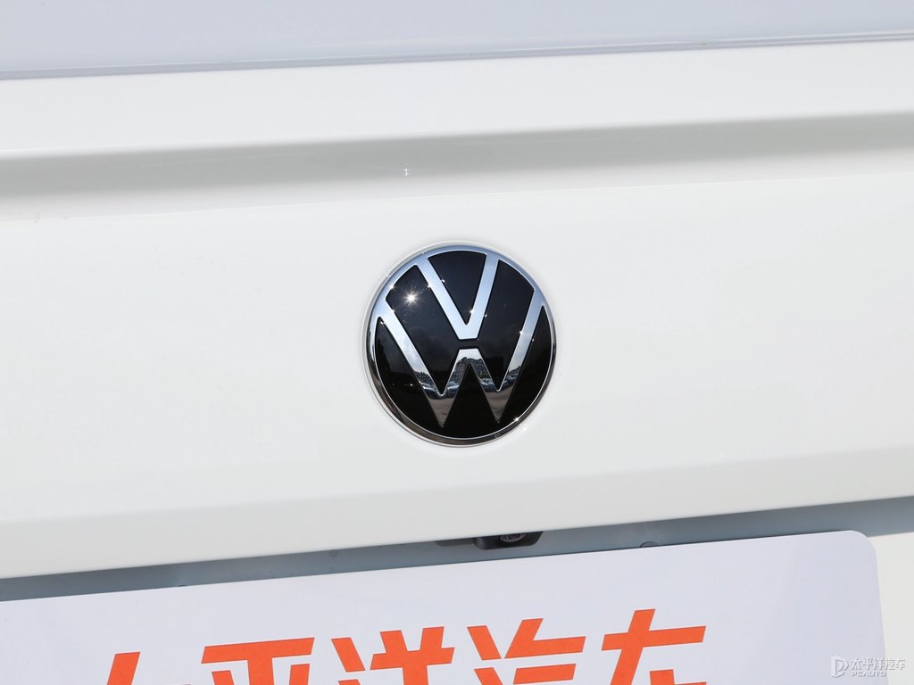 極地白寶來車尾外觀圖片