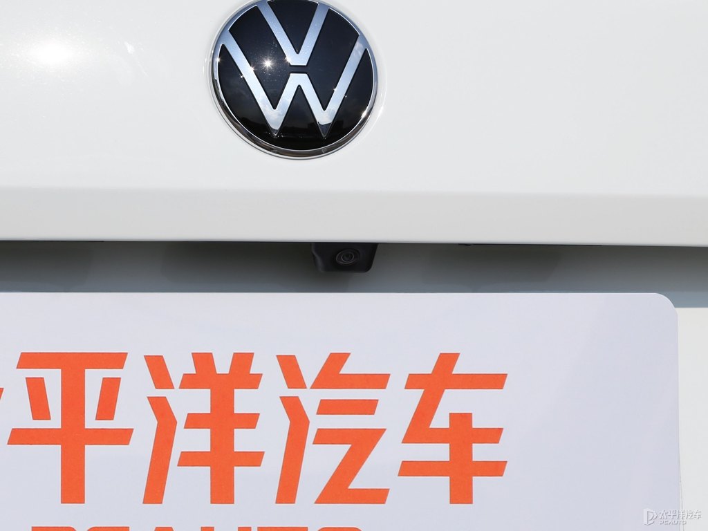極地白寶來車尾外觀圖片