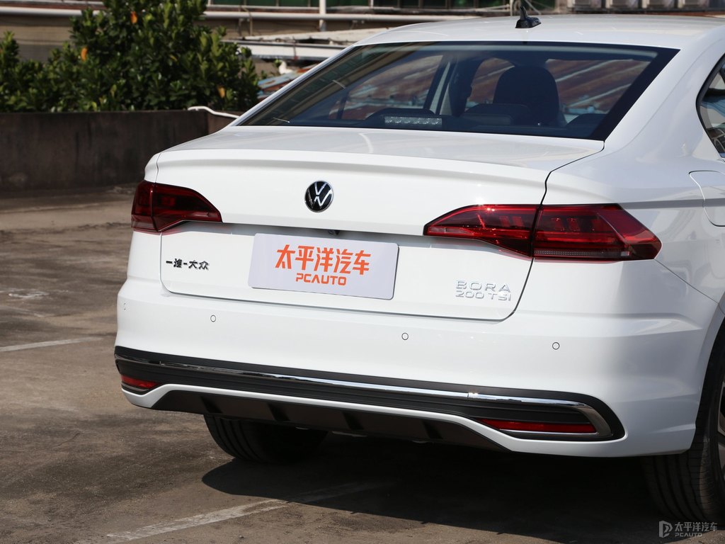 極地白寶來車尾外觀圖片