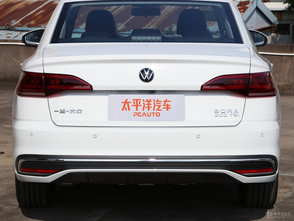 極地白寶來車尾外觀圖片