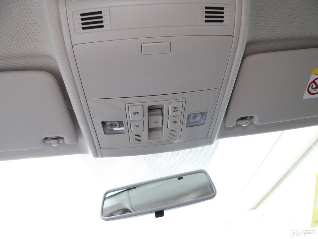 極地白寶來(lái)車廂內(nèi)飾圖片