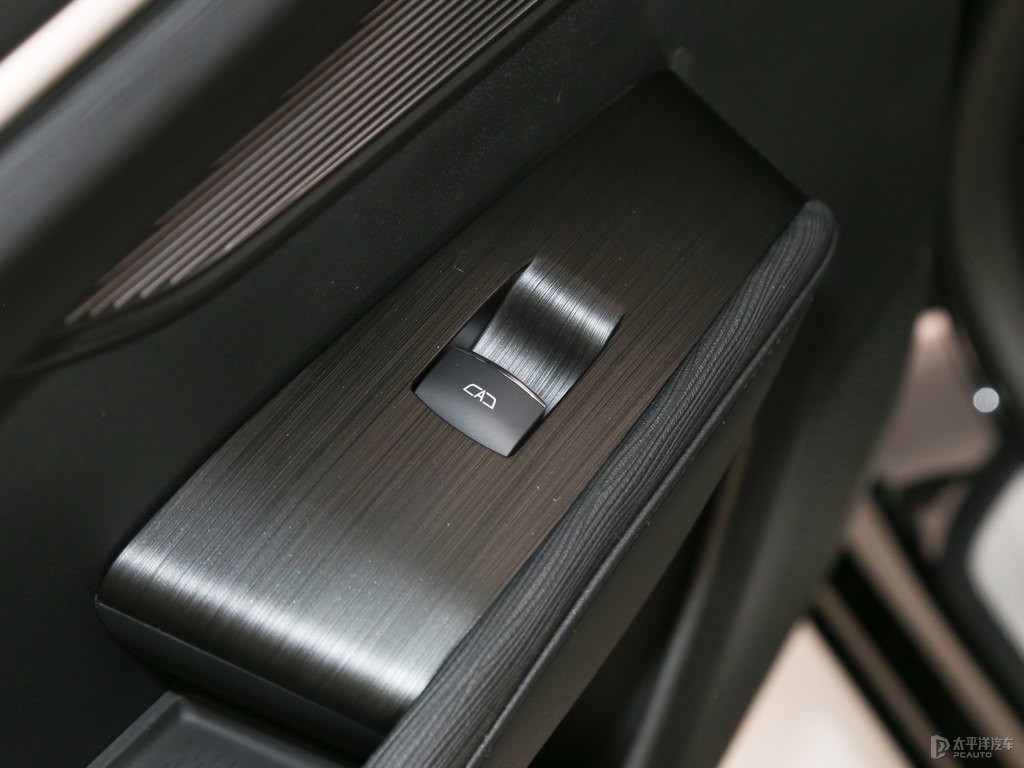 郎黑君越車廂內(nèi)飾圖片