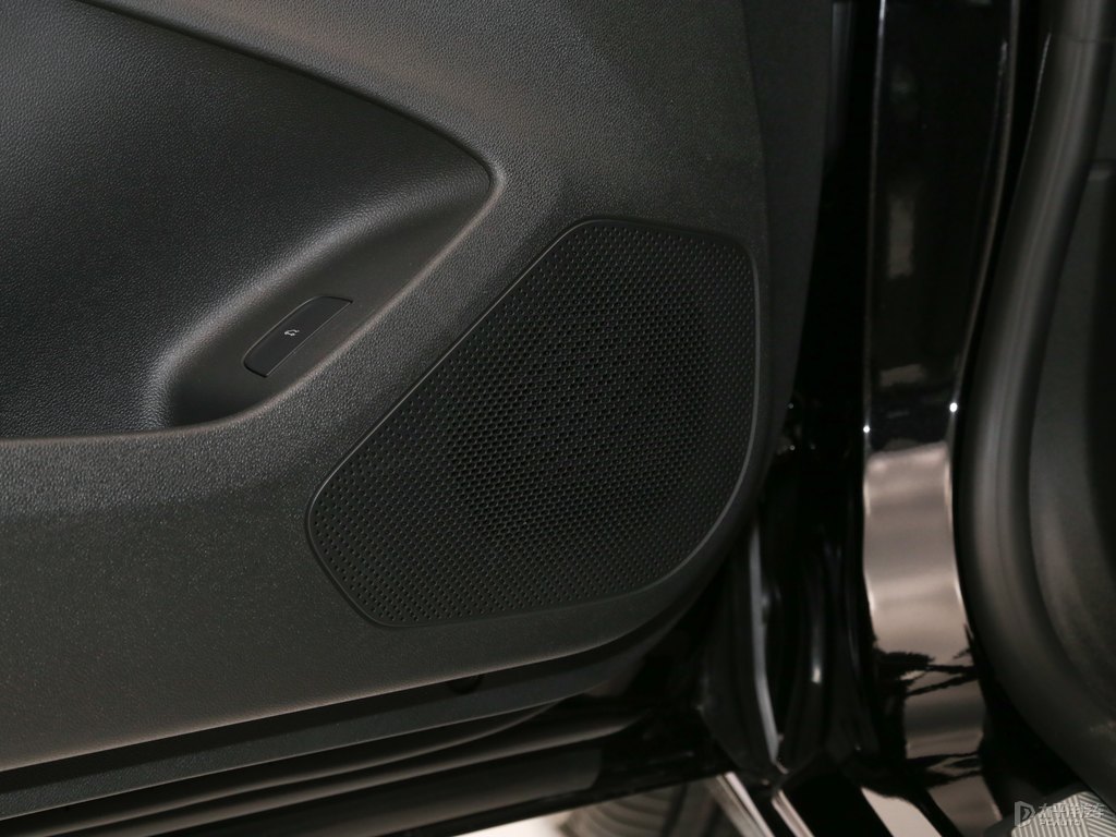郎黑君越車廂內飾圖片