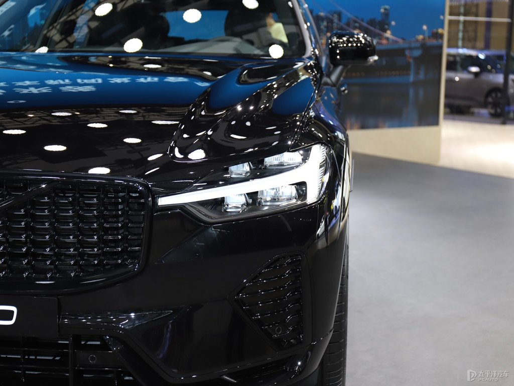 瑪瑙黑沃爾沃XC60車(chē)頭外觀(guān)圖片