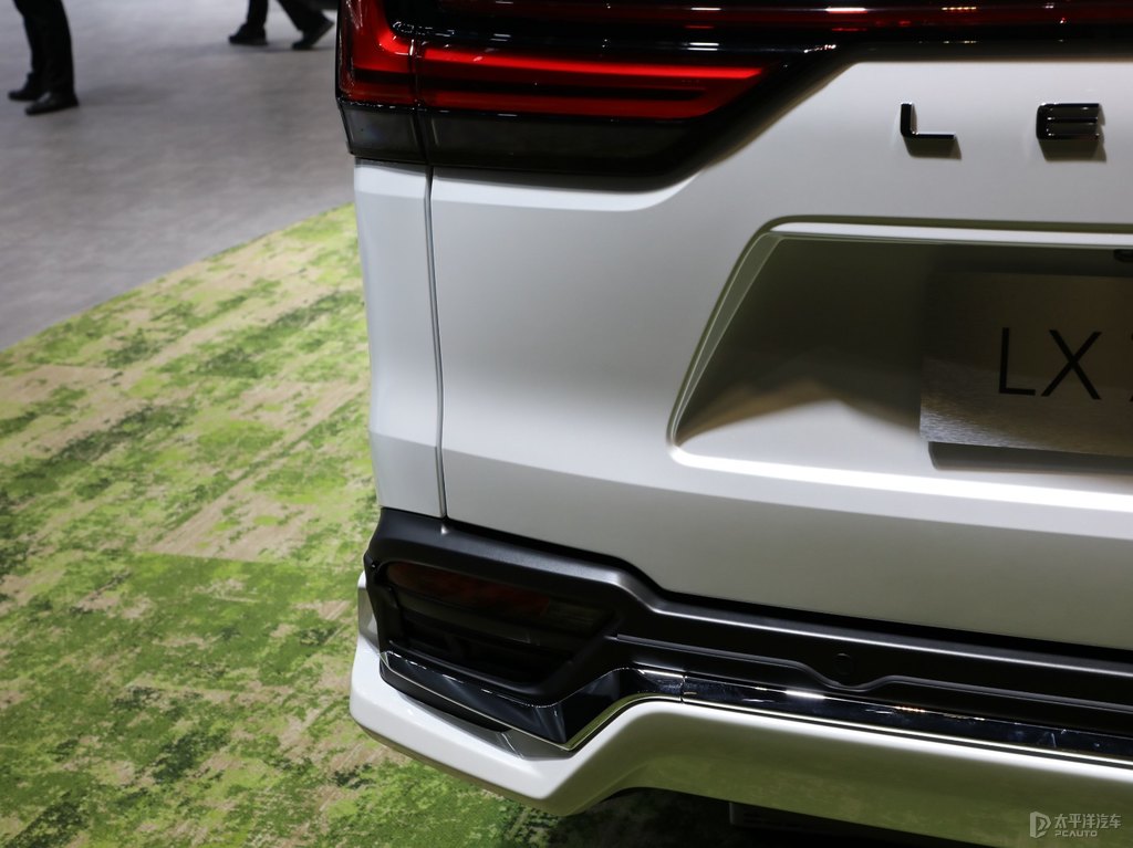 超音速石英白雷克薩斯LX車尾外觀圖片