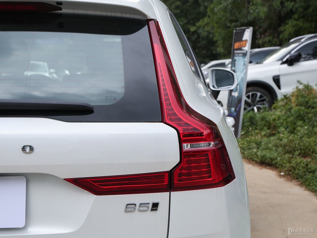 水晶白沃爾沃XC60車尾外觀圖片