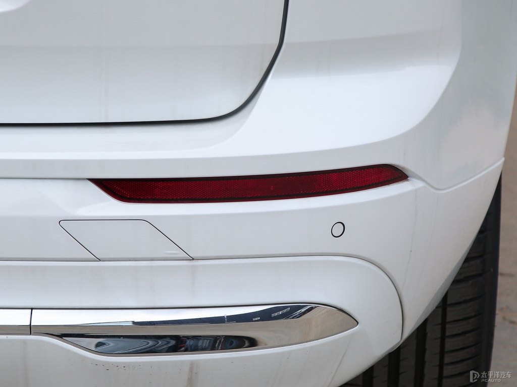 水晶白沃爾沃XC60車尾外觀圖片