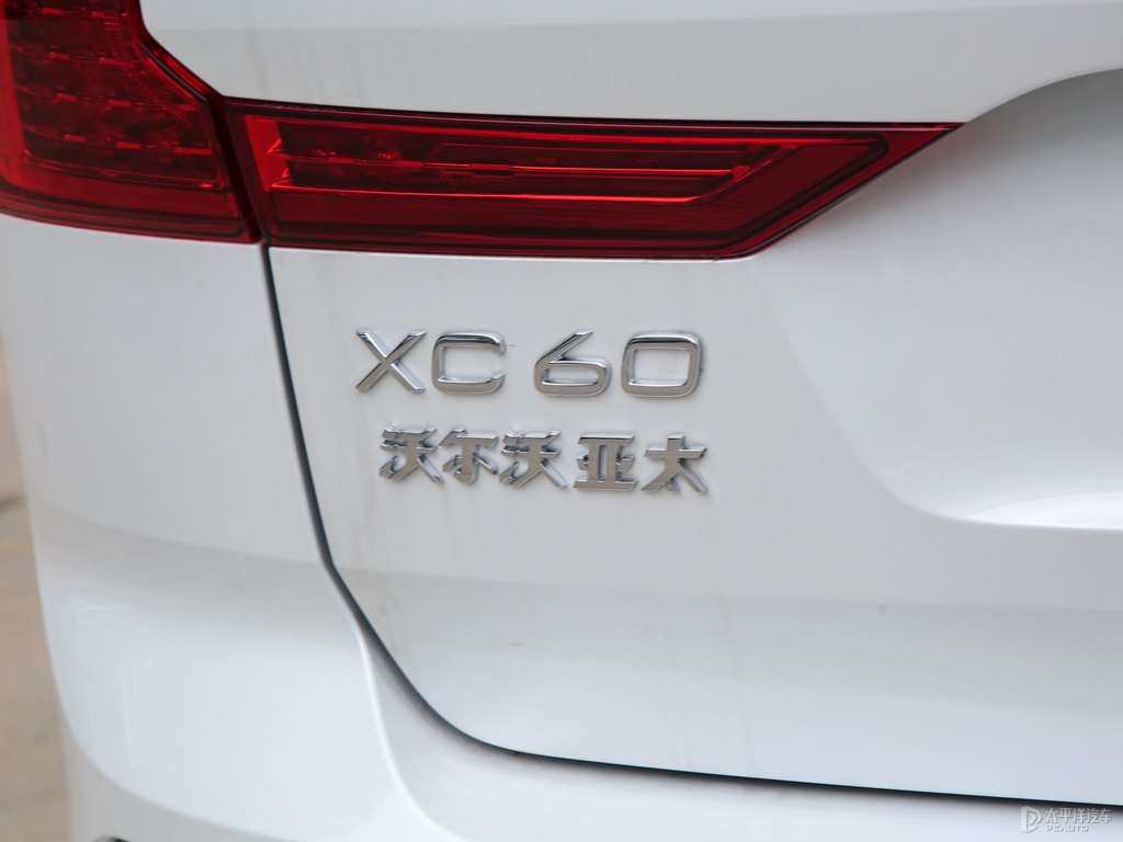 水晶白沃爾沃XC60車尾外觀圖片