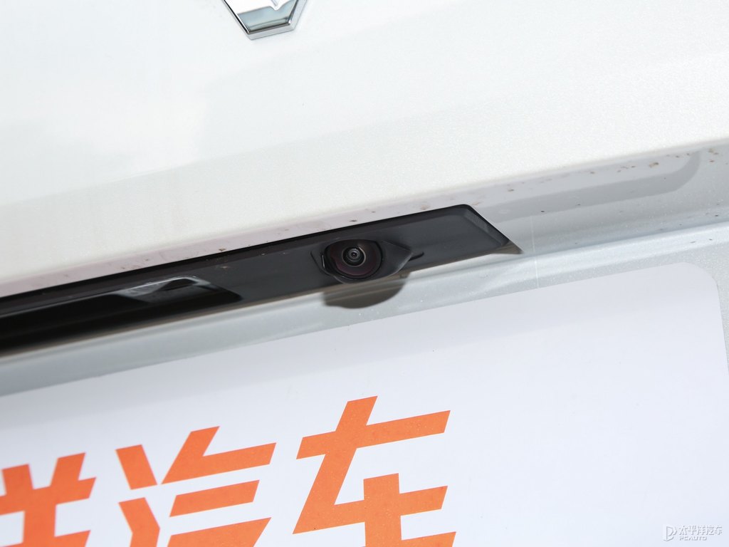 水晶白沃爾沃XC60車尾外觀圖片