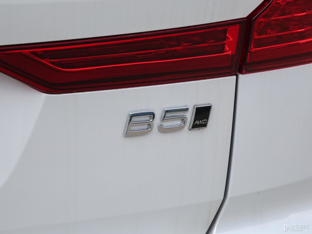 水晶白沃爾沃XC60車尾外觀圖片